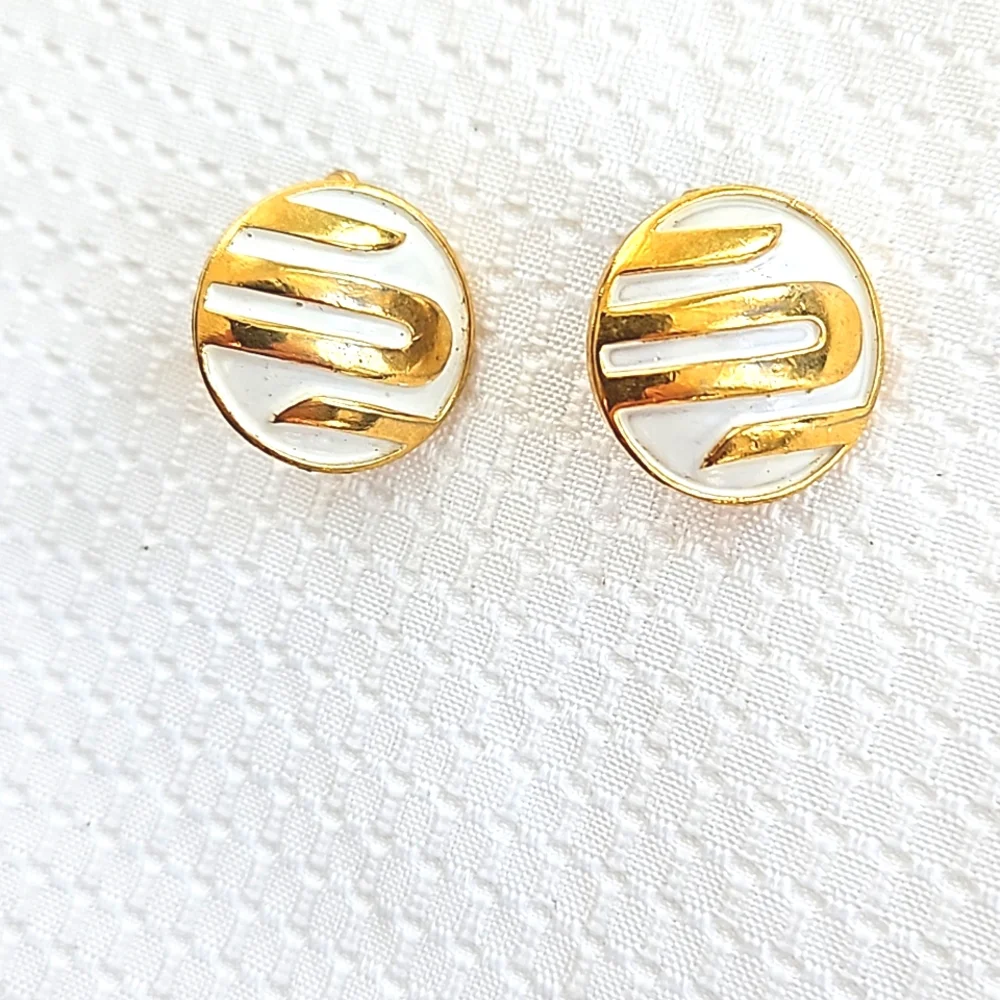 Vintage Crown Trifari White Enamel Gold Tone Round Clip On Earrings